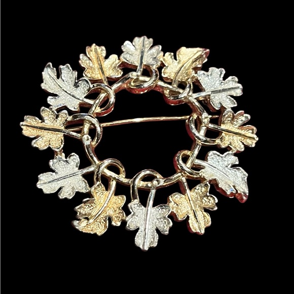 Vintage Sarah Coventry 2tone maple leaf circular brooch - Picture 1 of 5